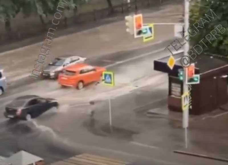 В Уфе ливень затопил несколько улиц в центре города | видео