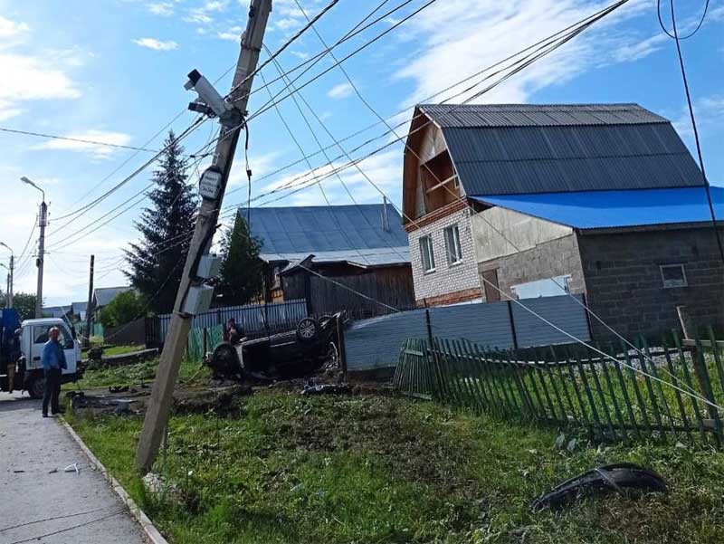 В Башкирии водитель на автомобиле протаранил фонарный столб, соседский забор и перевернулся