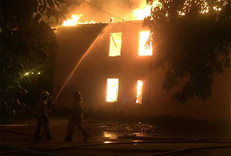 В Уфе произошел пожар в двухэтажном многоквартирном доме