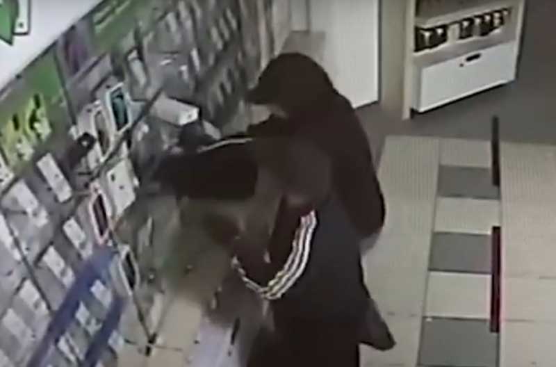 В городе Октябрьский мужчины в масках ограбили салон сотовой связи | видео
