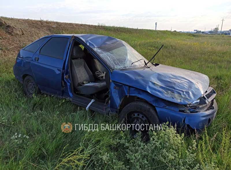 Авария в Бакалинском районе: водитель ВАЗ-2112 опрокинулся в кювет