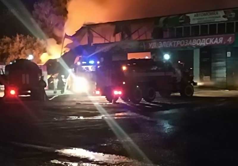 В Уфе загорелось здание автосервиса