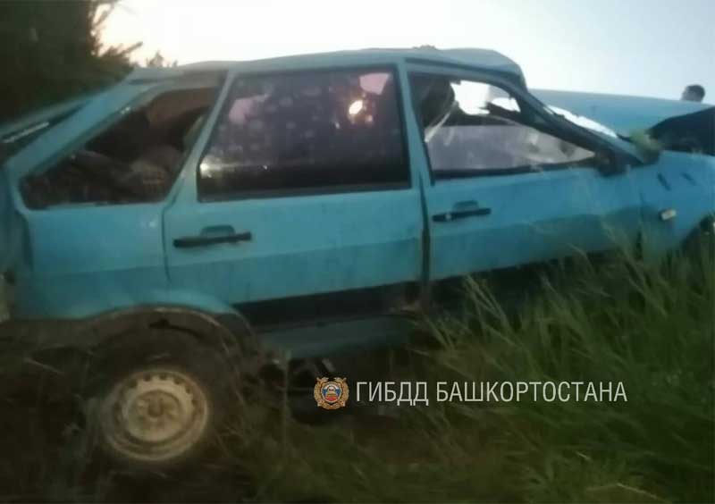 Авария в Мечетлинском районе Башкирии: водитель и пассажир погибли, опрокинувшись в кювет