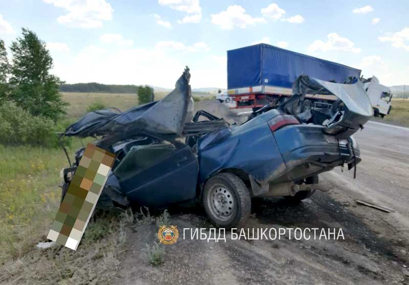 Авария в Баймакском районе Башкирии: водитель ВАЗа погиб, столкнувшись с грузовиком