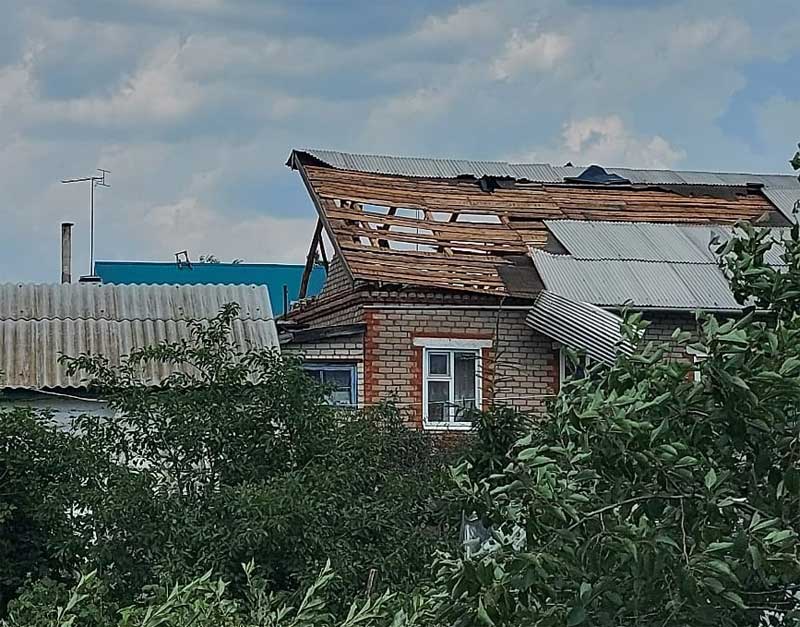 В Аургазинском районе Башкирии ураган снес крыши домов и повалил деревья