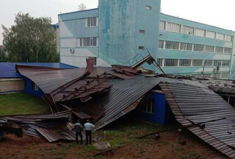 В Туймазинском районе Башкирии ураганный ветер снес крыши зданий и повредил автомобили