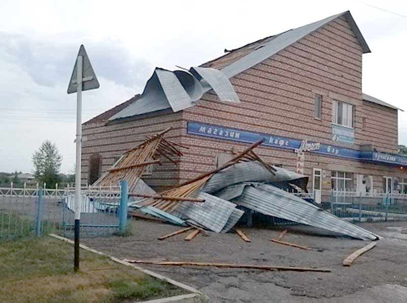 В Ермекеевском районе Башкирии ураган снес часть кровли здания гостиницы