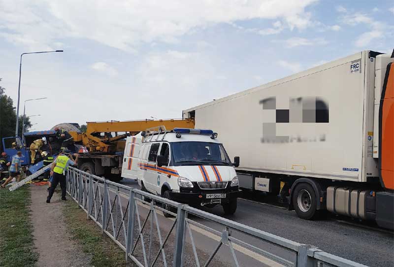 Массовая авария трех грузовиков в Уфе: молодому водителю зажало ногу