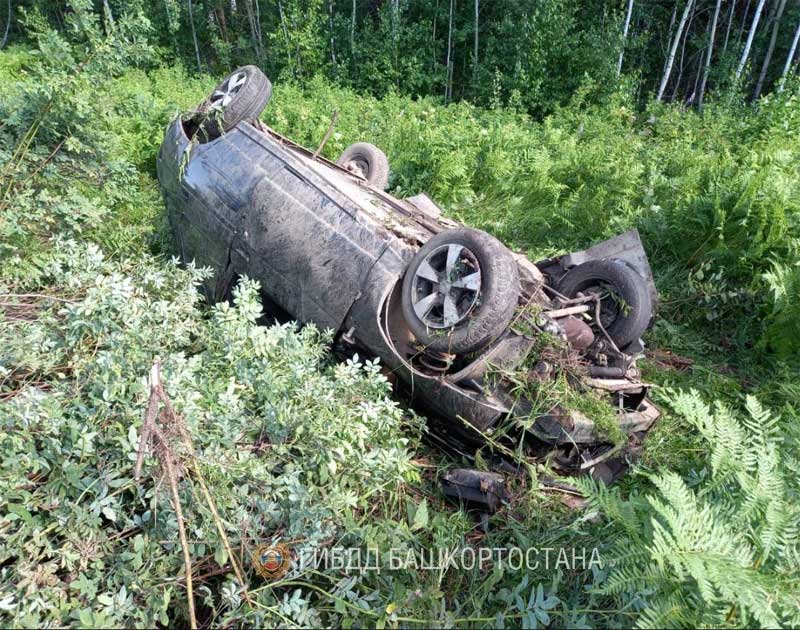 Авария в Дуванском районе Башкирии: водитель ВАЗ-2112 погиб, опрокинувшись в кювет