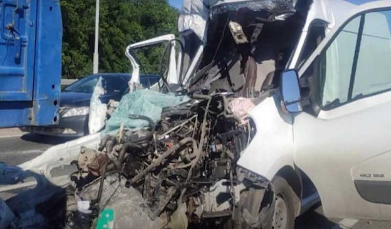 Авария в Уфе: микроавтобус влетел в наносивший дорожную разметку КамАЗ, погиб водитель