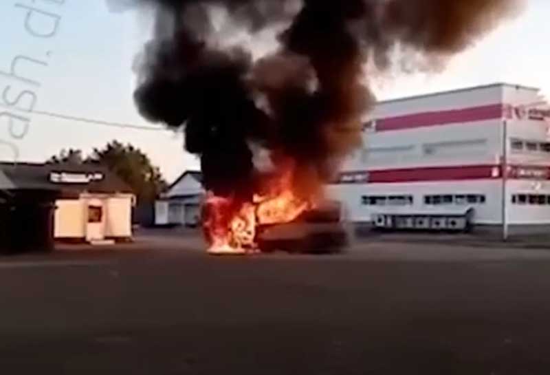 В Буздякском районе Башкирии загорелся пассажирский автобус (видео)