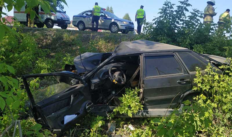 Авария в Уфе: водитель ВАЗ-2114 на полной скорости улетел в кювет