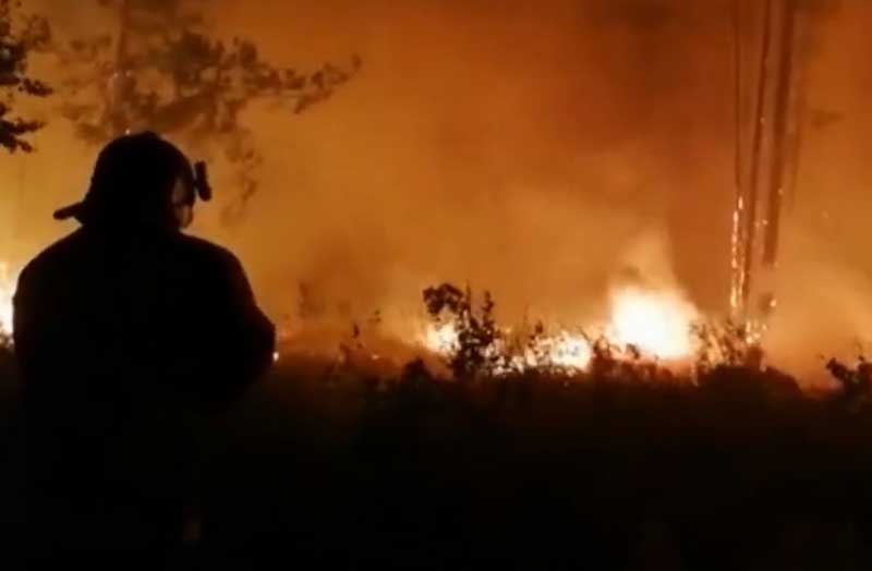 В челябинском поселке полыхают десятки домов, смог от пожара накрыл часть Башкирии