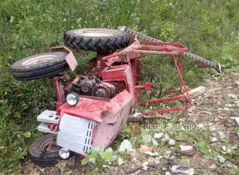 Авария в Караидельском районе Башкирии: водитель трактора опрокинулся в кювет