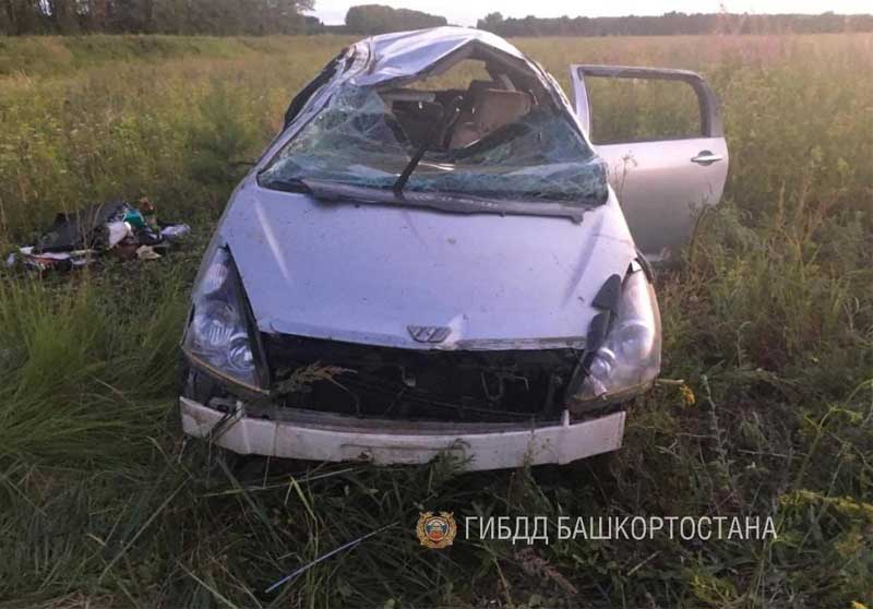 Авария в Бураевском районе Башкирии: пожилой житель ХМАО за рулем Toyota Wish опрокинулся в кювет