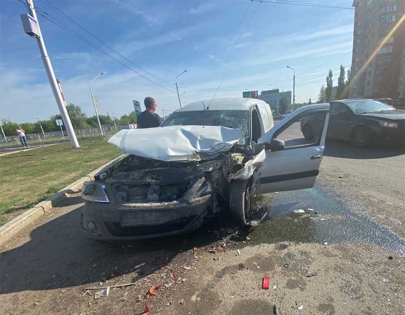 Массовая авария в Уфе: столкнулись 4 машины, 2 человека пострадали