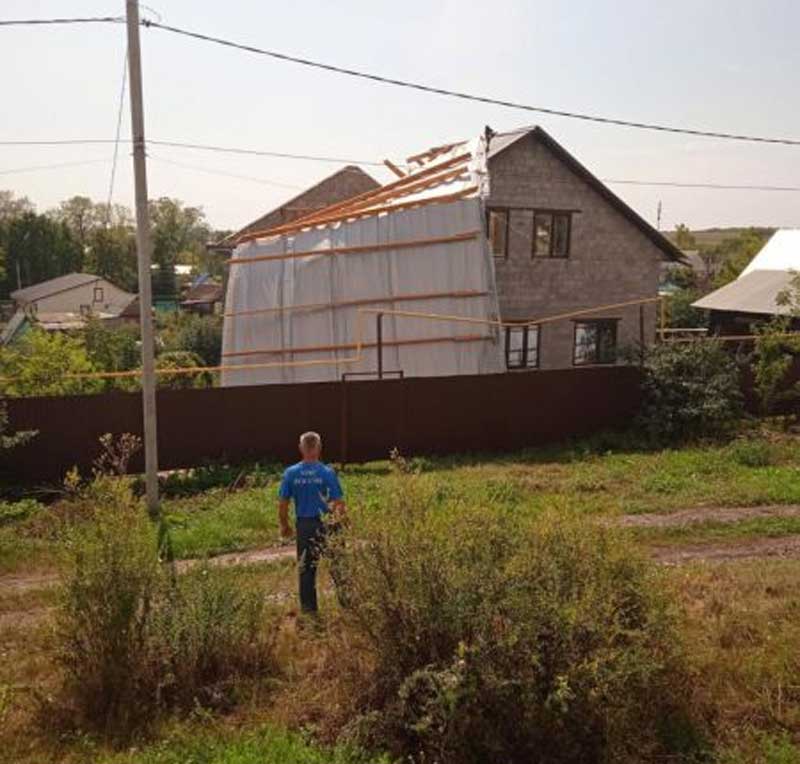 В ряде районов Башкирии прошел ураган: сорваны крыши, повалены деревья