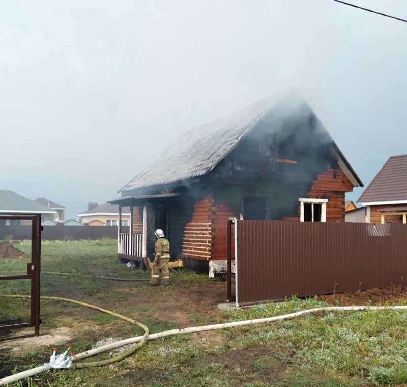 От удара молнии в Башкирии загорелись 3 дома