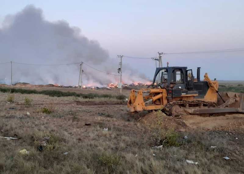 В Хайбуллинском районе Башкирии пожарные второй день тушат загоревшуюся свалку