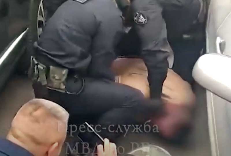 В Башкирии СОБР задержал мужчину, подозреваемого в педофилии (видео)