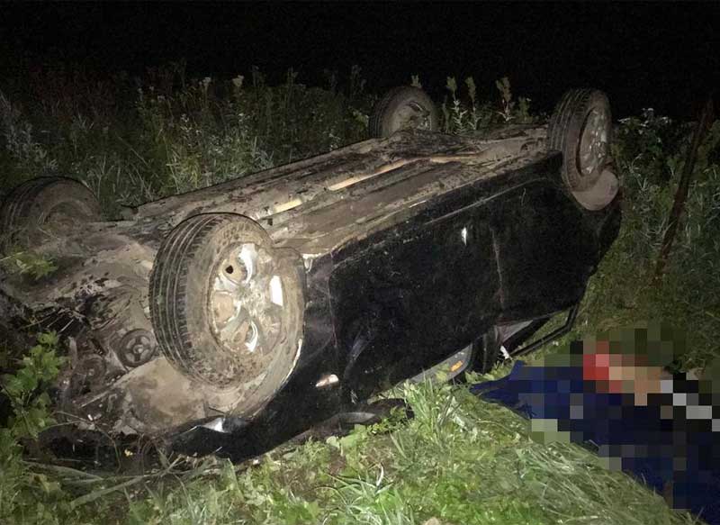 Авария под Уфой: девушка за рулем "Hyundai Solaris" опрокинулась в кювет