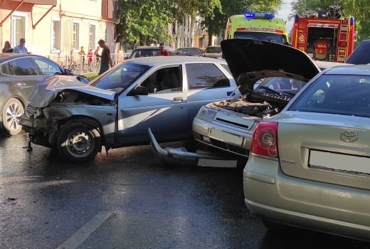 Массовая авария в Стерлитамаке: дорогу не поделили сразу три автомобиля