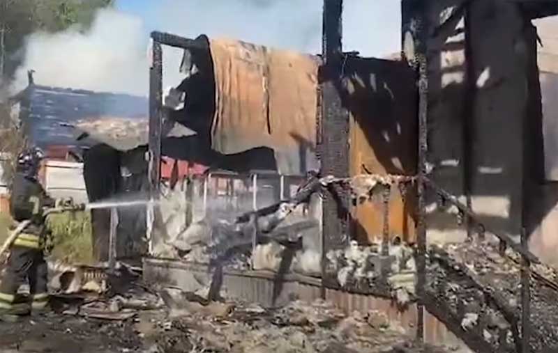 Крупный пожар в Башкирии: огонь уничтожил два дома, две надворные постройки и баню | видео