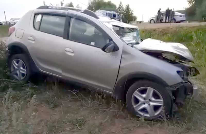 Авария в Краснокамском районе Башкирии: столкнулись встречная "Лада Калина" и "Renault Sandero Stepway"