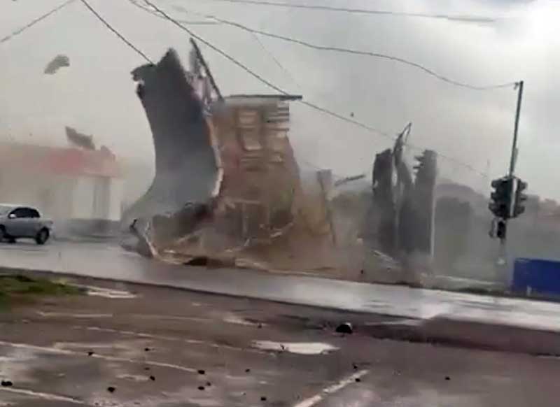 Под Уфой и в Чекмагушевском районе ураган снес крыши супермаркетов