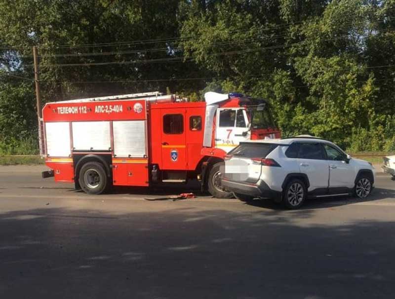 Авария в Уфе: иномарка столкнулась с пожарной машиной