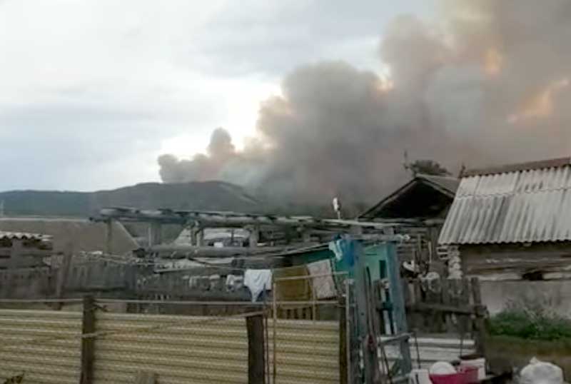 В Хайбуллинском районе Башкирии от удара молнии загорелась заброшенная деревня