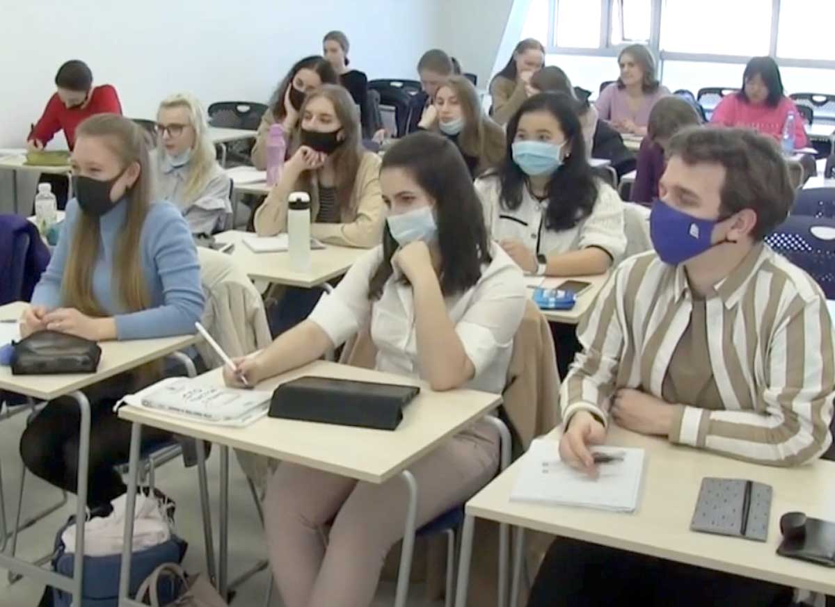 «Нельзя делить студентов на привитых и непривитых»: Минобрнауки России