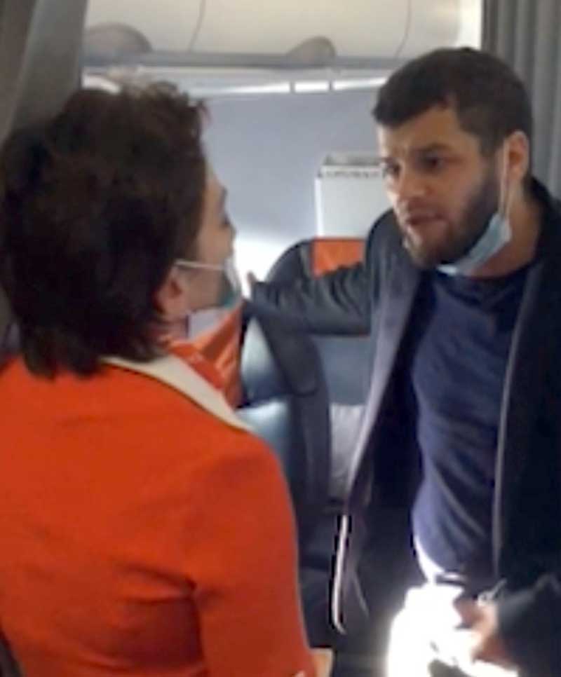 Пилотам рейса Сочи-Уфа пришлось экстренно сесть из-за дебошира в самолете