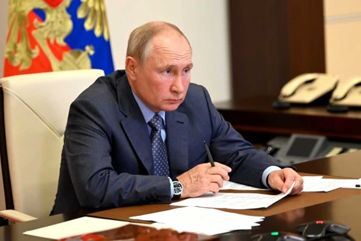 Путин поручил ввести самоизоляцию для невакцинированных старше 60 лет