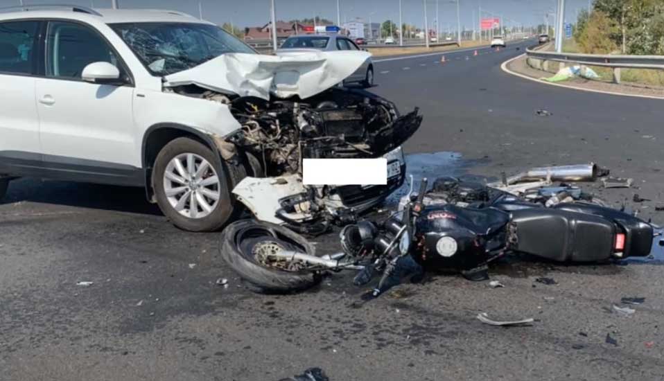 Смертельная авария в Уфе: мотоциклист влетел в иномарку | видео