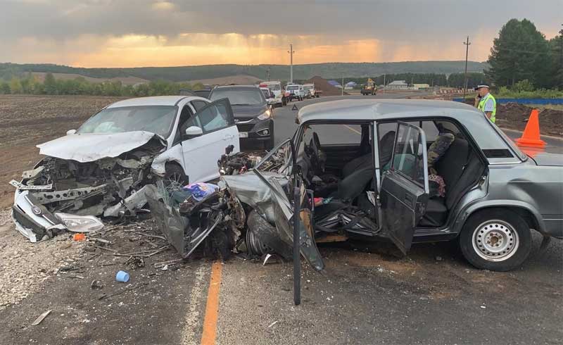 Массовая авария в Башкирии: в Илишевском районе столкнулись 3 автомобиля, погибла пассажирка