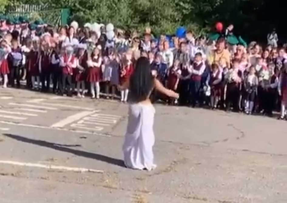 В одном из городов России на школьной линейке для детей исполнили танец живота (видео)