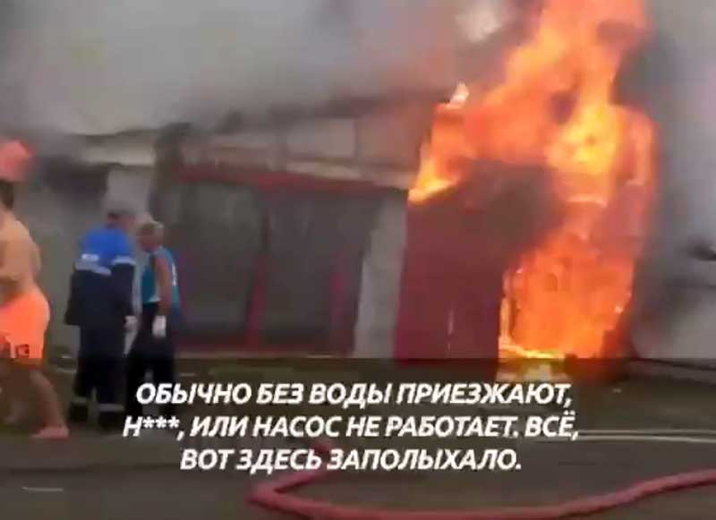 В Салаватском районе Башкирии дотла сгорели три постройки на территории жилого дома (видео)