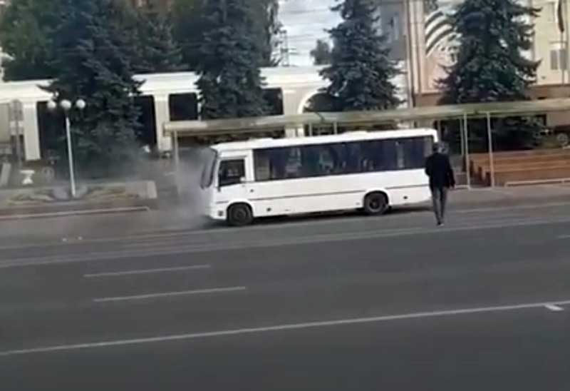 В Уфе водитель получил ожоги во время тушения возгорания в мотором отсеке автобуса (видео)