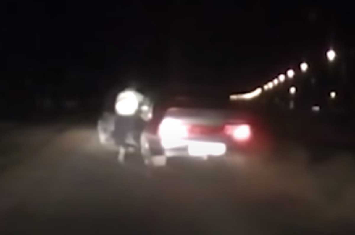 В Балтачевском районе Башкирии пьяные подростки на легковушке едва не покалечили полицейского (видео)