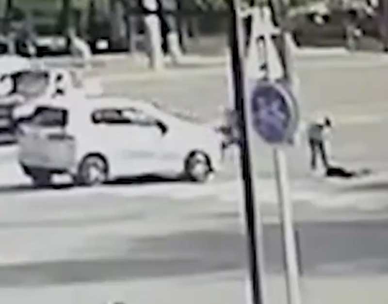 В Башкирии бизнесвумен сбила на переходе троих детей и уехала (видео)