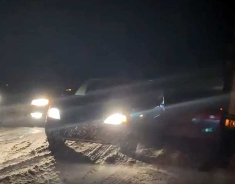 В Башкирии выпал снег, на дороге застряли грузовики