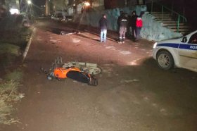 Авария в Башкирии: в Туймазинском районе, наехав на бордюр, погиб мотоциклист