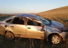 В Ишимбайском районе Башкирии водитель опрокинул авто в кювет, погиб пассажир