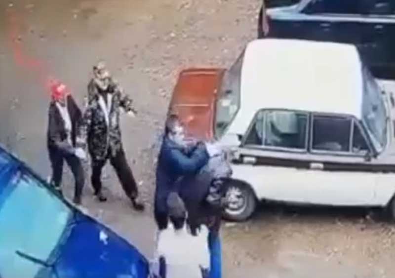 В Башкирии двое мужчин подрались пожилыми охранниками