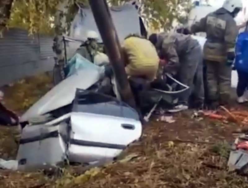 В Башкирии водителя зажало в автомобиле, после столкновения с опорой