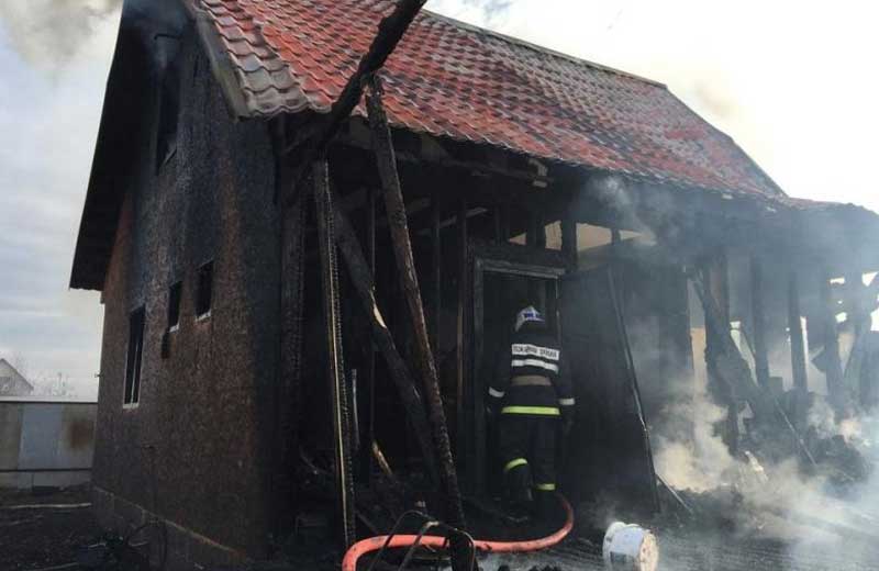 В Уфе при пожаре в садовом доме погибла женщина