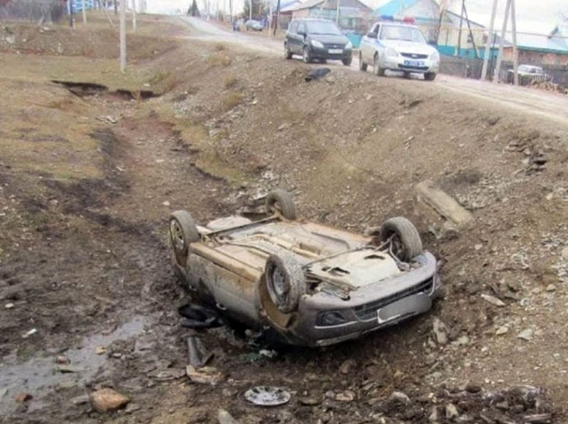 В Башкирии водитель легковушки, пытаясь скрыться от погони инспекторов ГИБДД, вылетел в кювет