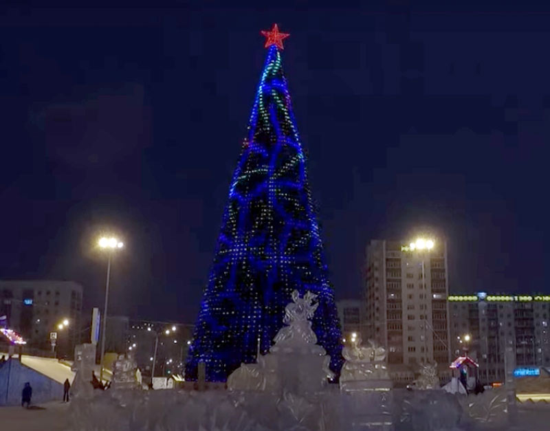 В столице Башкирии приступили к установке новогодней пиксельной елки