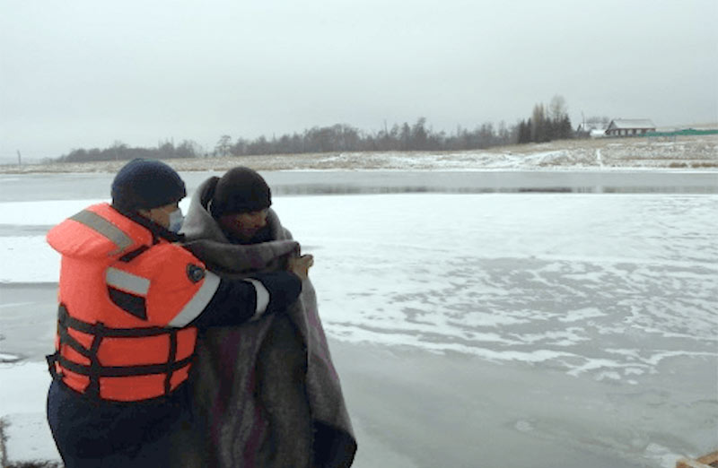Заглох мотор лодки: в Башкирии рыбакам понадобилась помощь спасателей